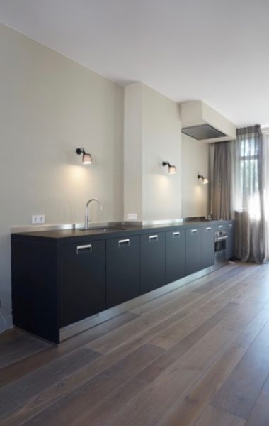 Strakke zwarte Arclinea Italia keuken met Armour Black afwerking in een modern interieur.
