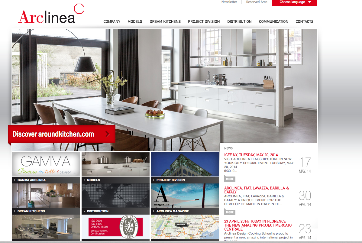 Lichte Arclinea keuken met kookeiland en aangrenzende eettafel in een modern, ruimtelijk interieur.
