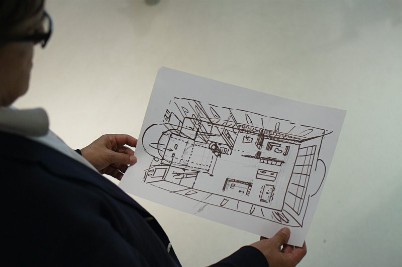 Ontwerper toont een handgetekende plattegrond voor de indeling van de voormalige kerk.